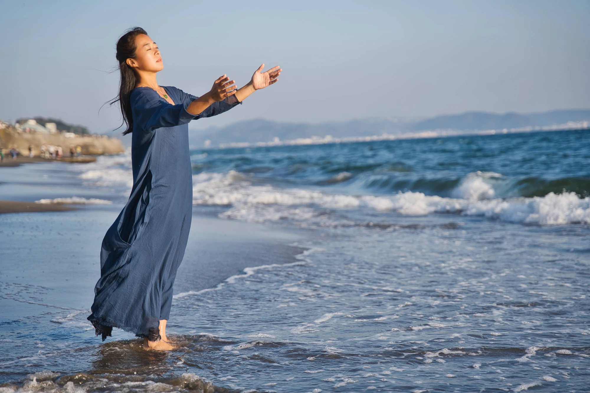 海辺で踊る絵美子